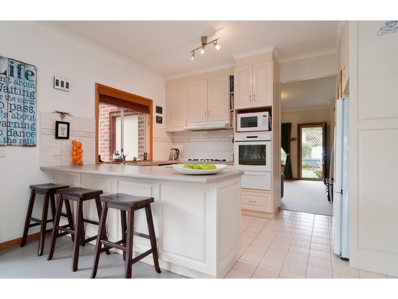 6 Longfellow Avenue, Mooroolbark VIC 3138