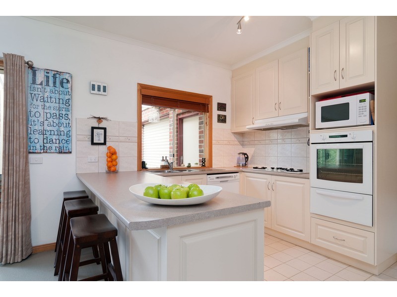 6 Longfellow Avenue, Mooroolbark VIC 3138