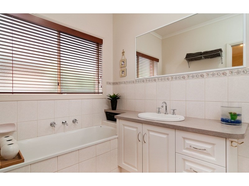6 Longfellow Avenue, Mooroolbark VIC 3138