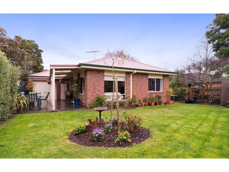 6 Longfellow Avenue, Mooroolbark VIC 3138