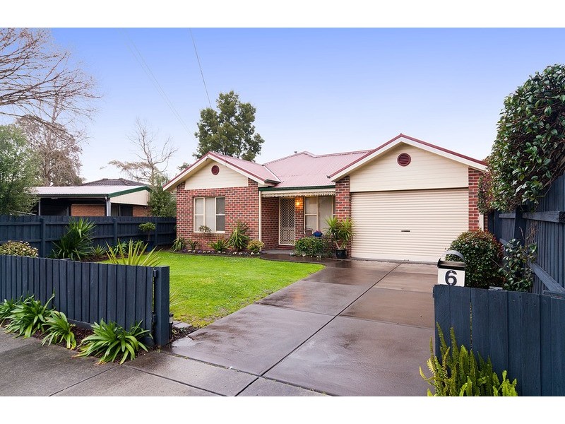 6 Longfellow Avenue, Mooroolbark VIC 3138