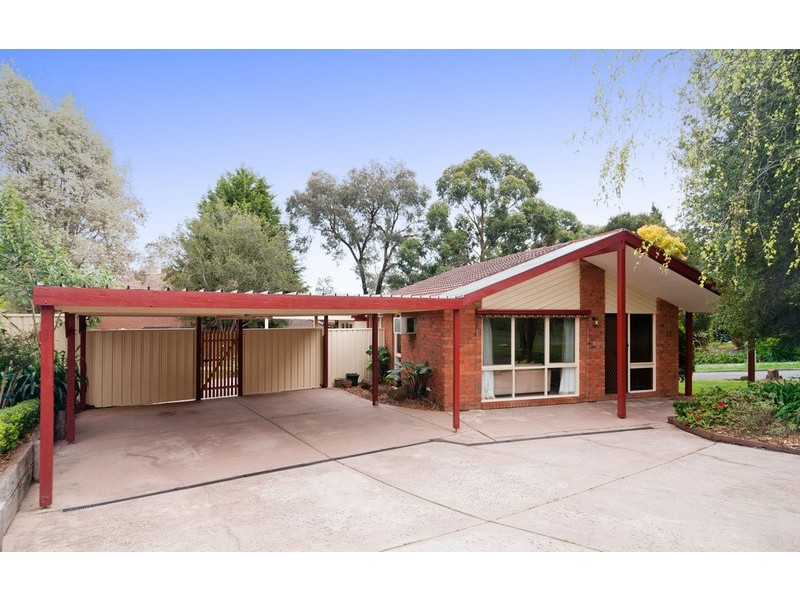 17 Highview Drive, Mooroolbark VIC 3138