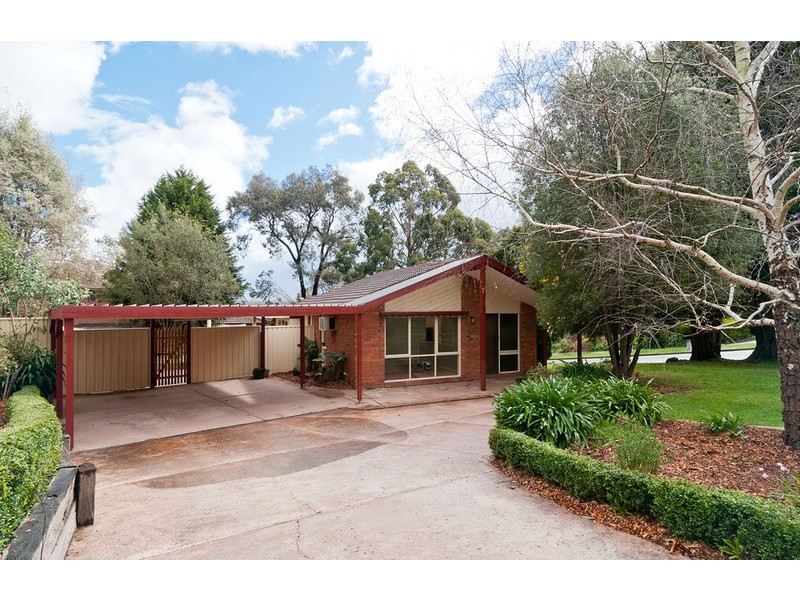 17 Highview Drive, Mooroolbark VIC 3138
