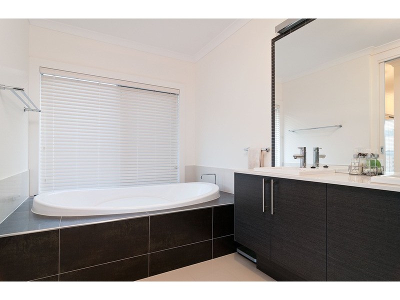 25 Kingston Way, Mooroolbark VIC 3138