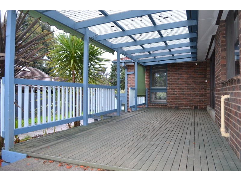 20 Larnook Crescent, Mooroolbark VIC 3138