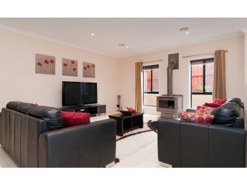 14 Hill View Rise, Mooroolbark VIC 3138