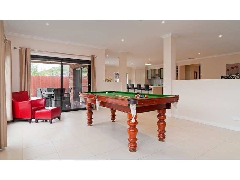 14 Hill View Rise, Mooroolbark VIC 3138