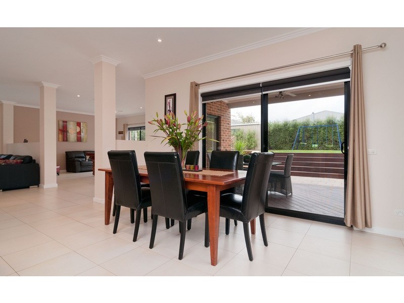 14 Hill View Rise, Mooroolbark VIC 3138