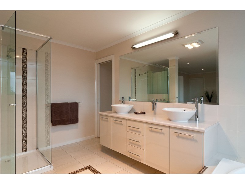 14 Hill View Rise, Mooroolbark VIC 3138