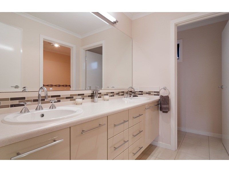 14 Hill View Rise, Mooroolbark VIC 3138