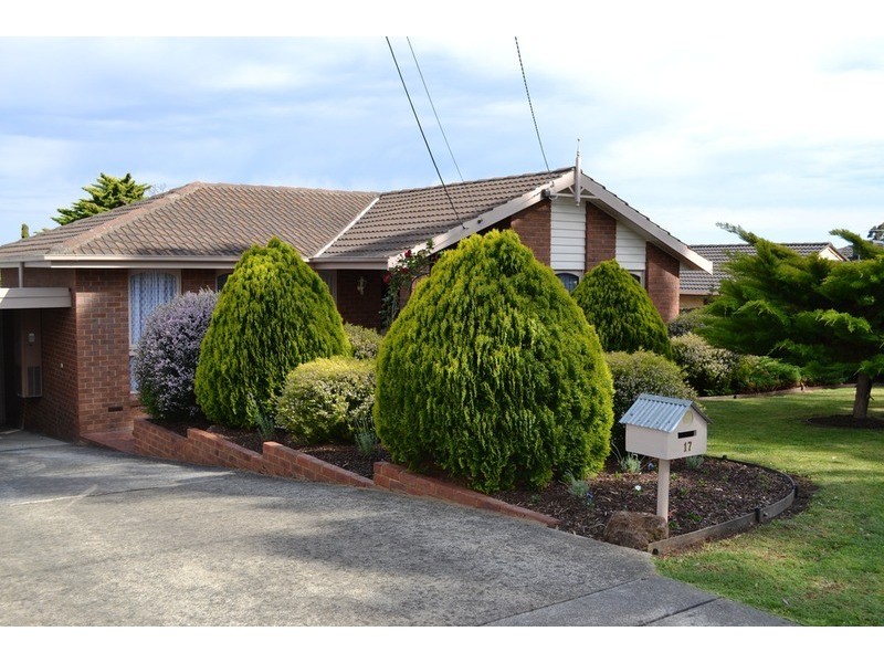 17 Blueberry Road, Mooroolbark VIC 3138
