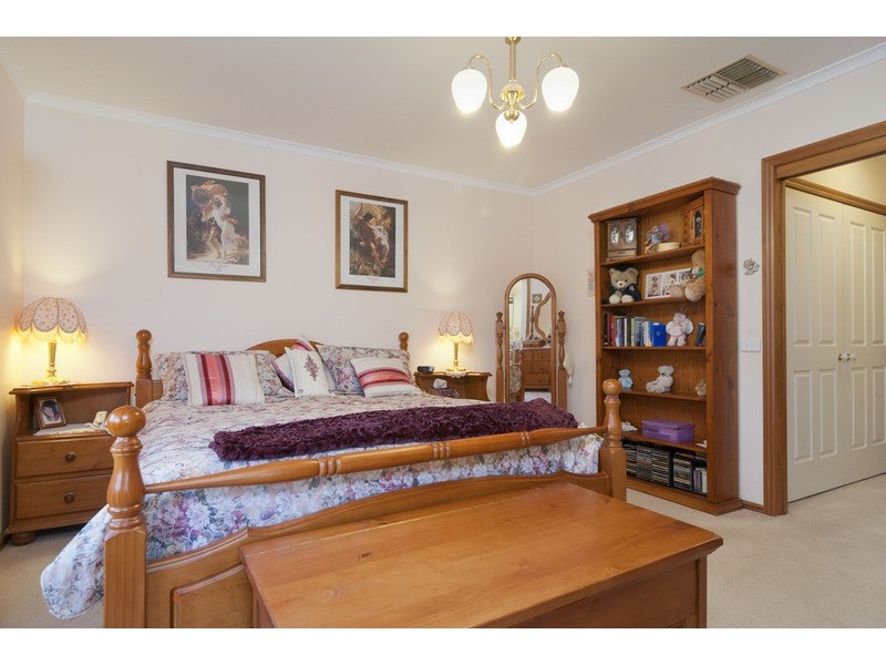 4 Laura  Lane, Mooroolbark VIC 3138