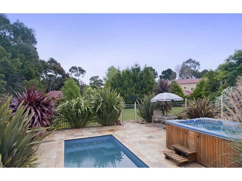 4 Laura  Lane, Mooroolbark VIC 3138