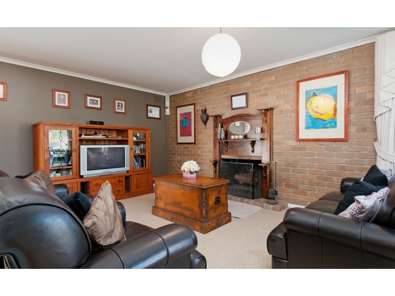 2 Dargie Place, Mooroolbark VIC 3138