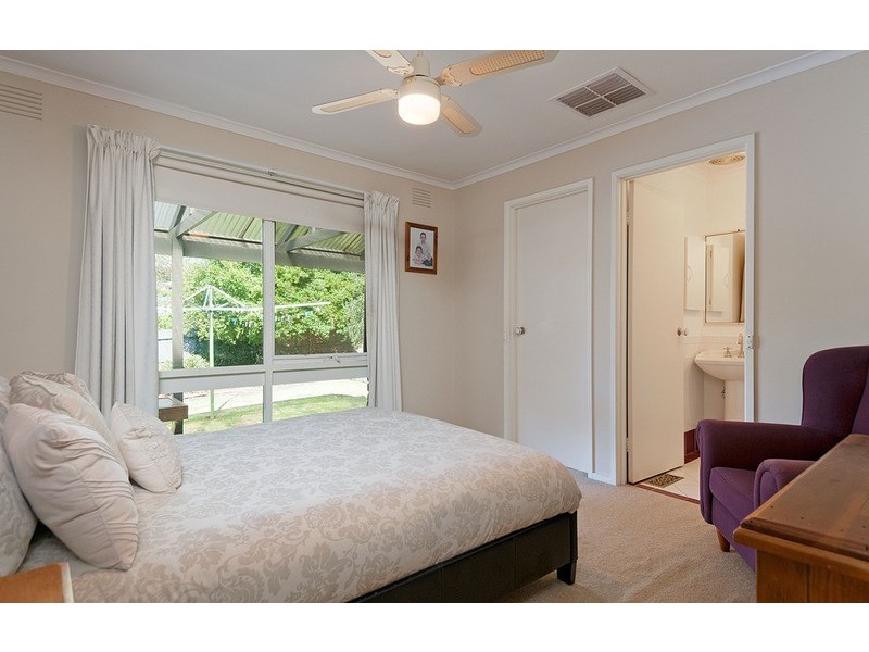 2 Dargie Place, Mooroolbark VIC 3138