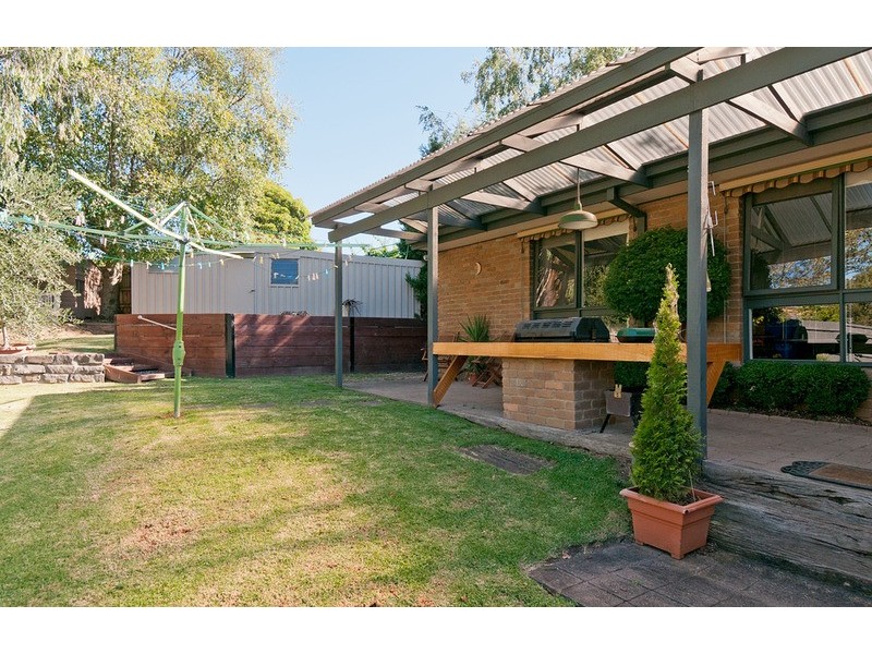 2 Dargie Place, Mooroolbark VIC 3138
