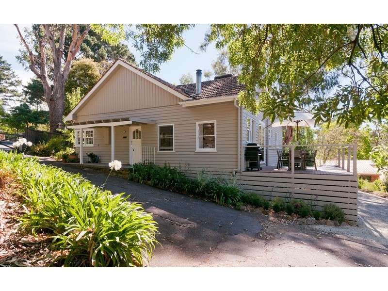 33 Pine Road, Mooroolbark VIC 3138