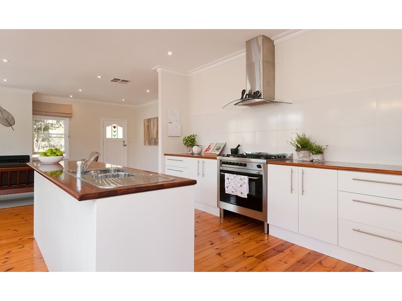 33 Pine Road, Mooroolbark VIC 3138