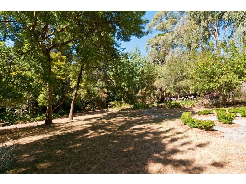 33 Pine Road, Mooroolbark VIC 3138