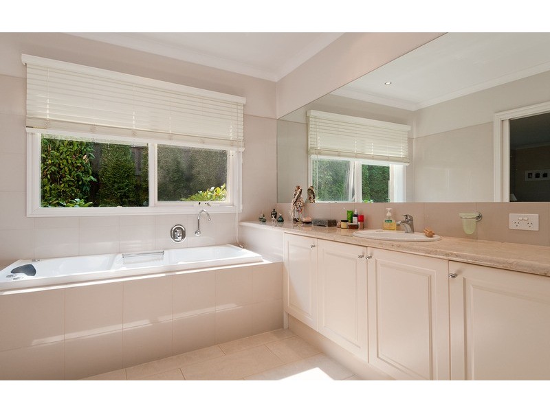 12 Dromsally Rise, Warranwood VIC 3134