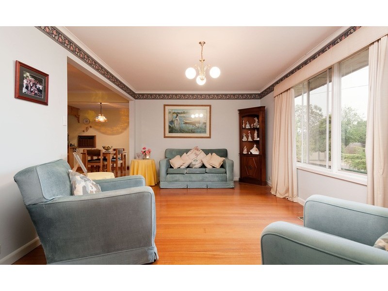 15 Saxon Drive, Mooroolbark VIC 3138
