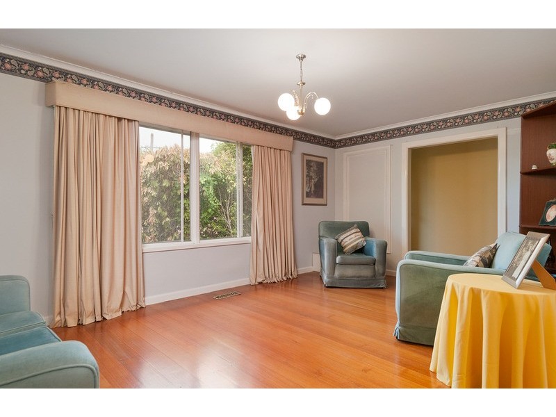15 Saxon Drive, Mooroolbark VIC 3138