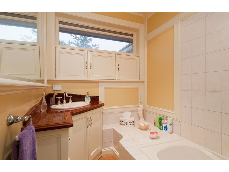 15 Saxon Drive, Mooroolbark VIC 3138