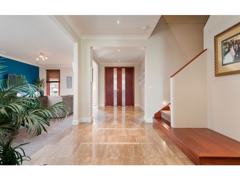 8 Valley Park Drive, Mooroolbark VIC 3138