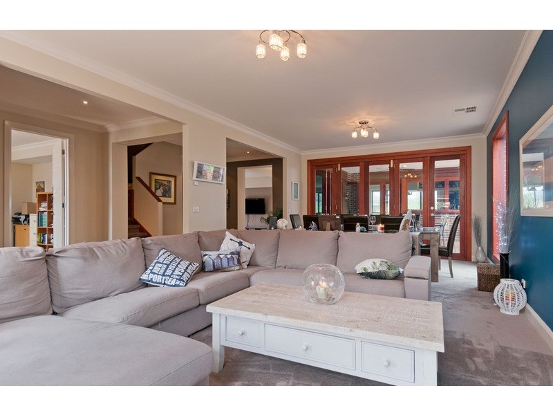 8 Valley Park Drive, Mooroolbark VIC 3138