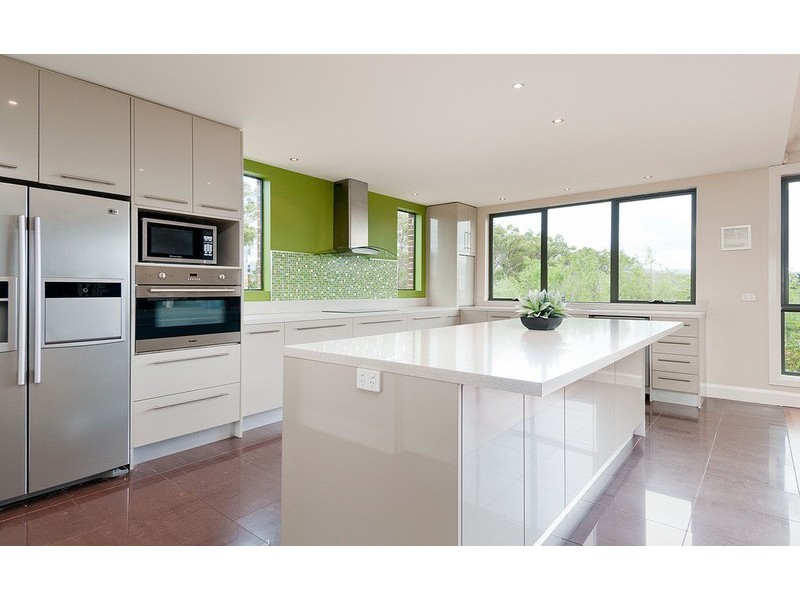 8 Valley Park Drive, Mooroolbark VIC 3138