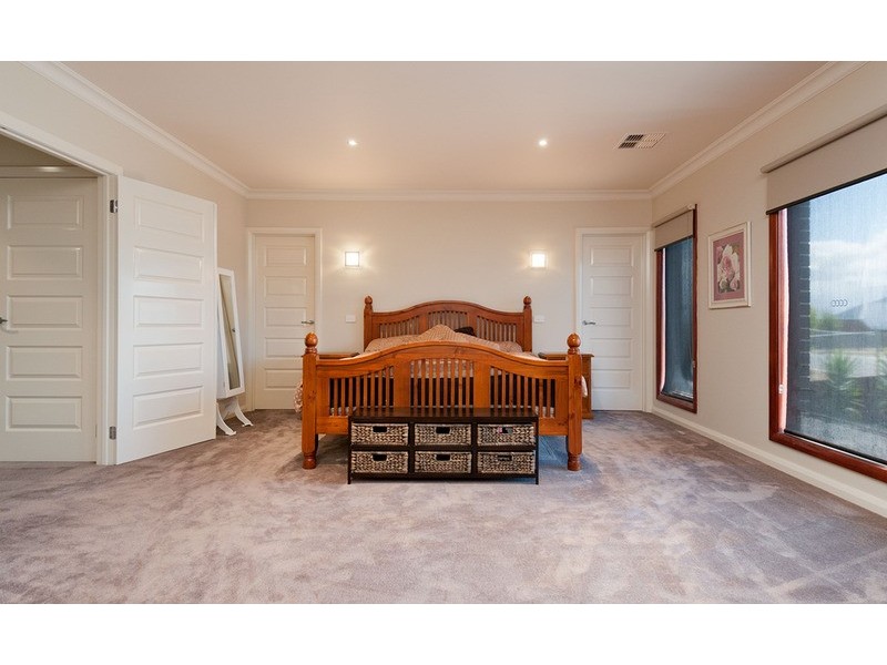 8 Valley Park Drive, Mooroolbark VIC 3138
