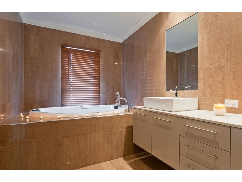 8 Valley Park Drive, Mooroolbark VIC 3138