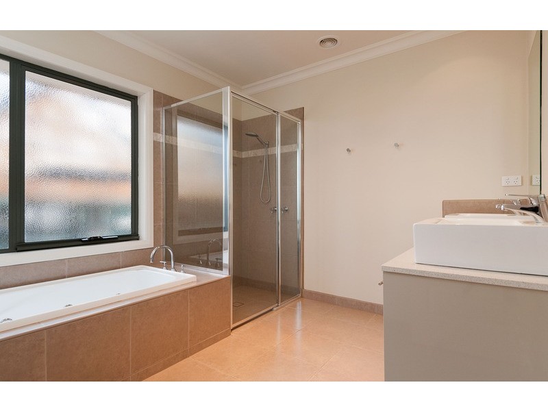 8 Valley Park Drive, Mooroolbark VIC 3138