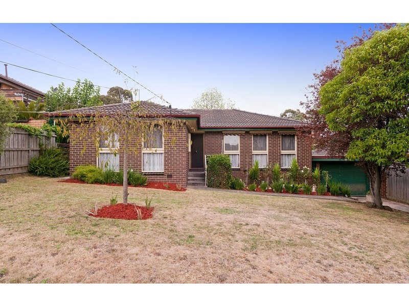 8 Larnook Crescent, Mooroolbark VIC 3138