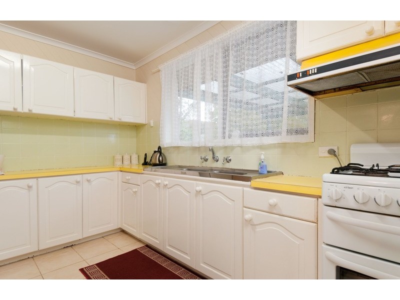 8 Larnook Crescent, Mooroolbark VIC 3138