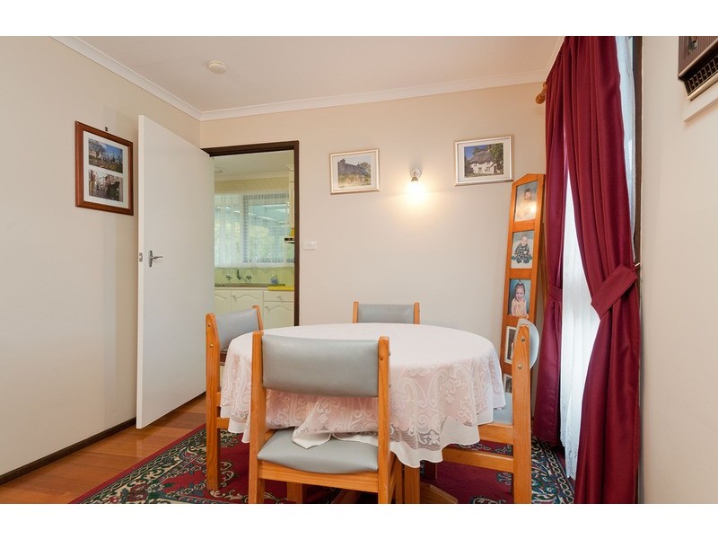 8 Larnook Crescent, Mooroolbark VIC 3138
