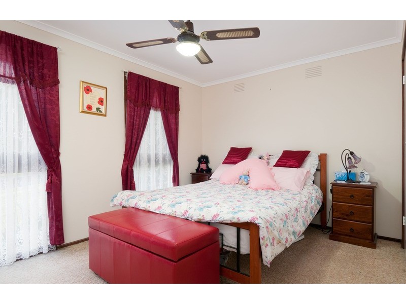 8 Larnook Crescent, Mooroolbark VIC 3138