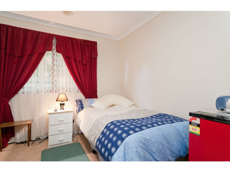 8 Larnook Crescent, Mooroolbark VIC 3138