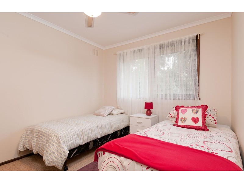 8 Larnook Crescent, Mooroolbark VIC 3138