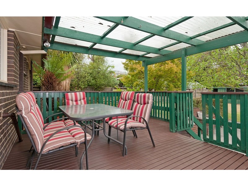 8 Larnook Crescent, Mooroolbark VIC 3138