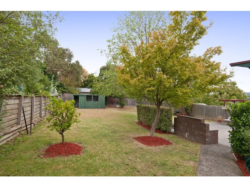 8 Larnook Crescent, Mooroolbark VIC 3138