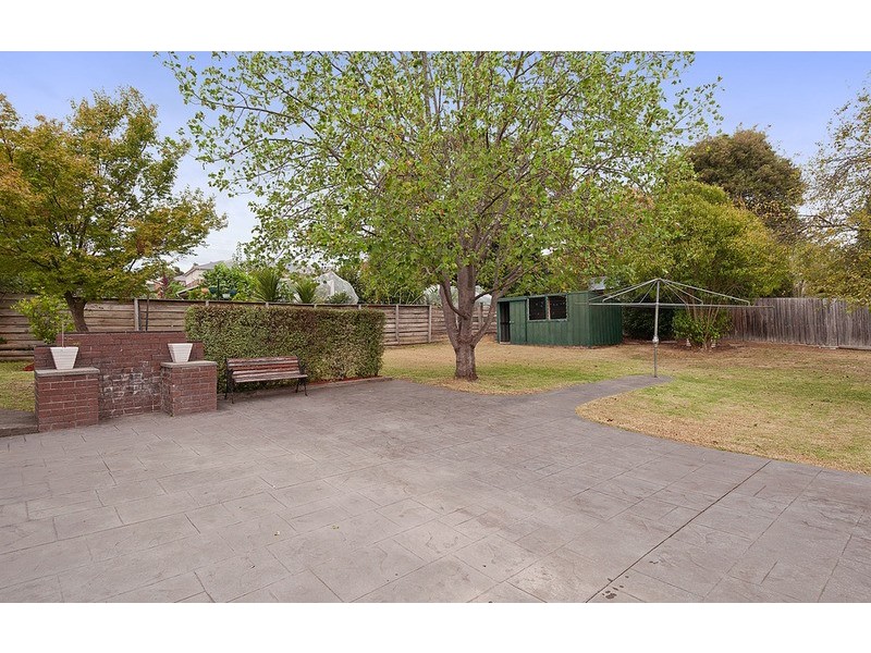 8 Larnook Crescent, Mooroolbark VIC 3138