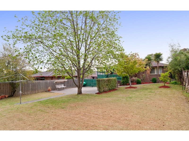 8 Larnook Crescent, Mooroolbark VIC 3138