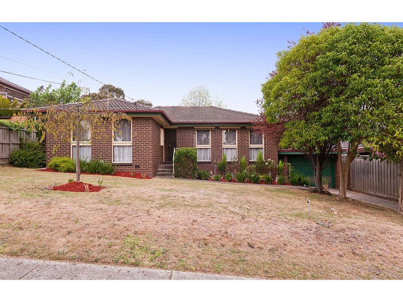 8 Larnook Crescent, Mooroolbark VIC 3138