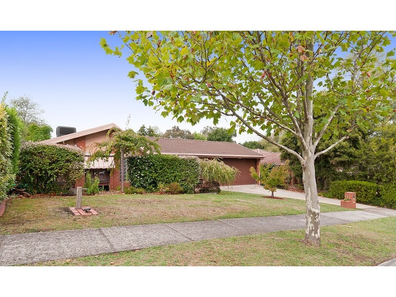 11 Summerhill Park Drive, Mooroolbark VIC 3138