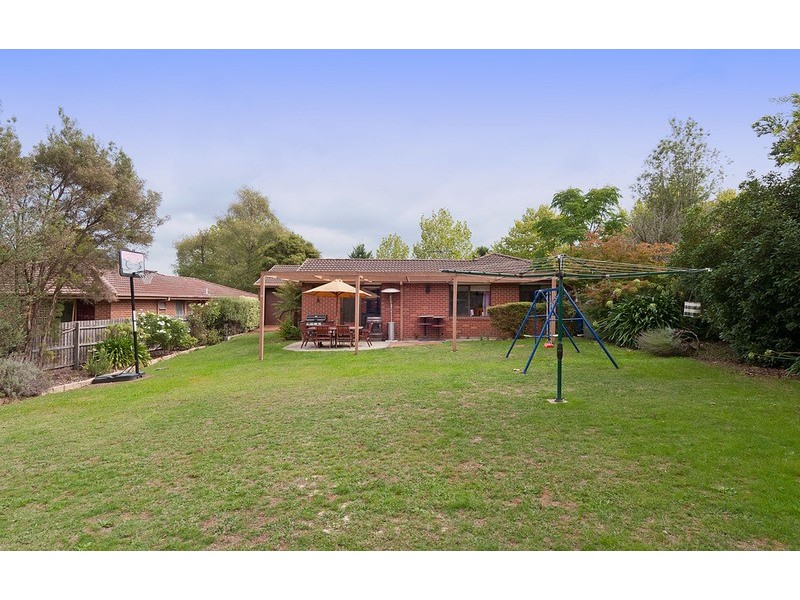 11 Summerhill Park Drive, Mooroolbark VIC 3138