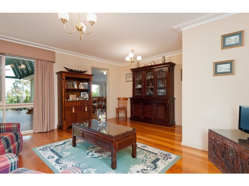 10 Eastwood Crescent, Mooroolbark VIC 3138
