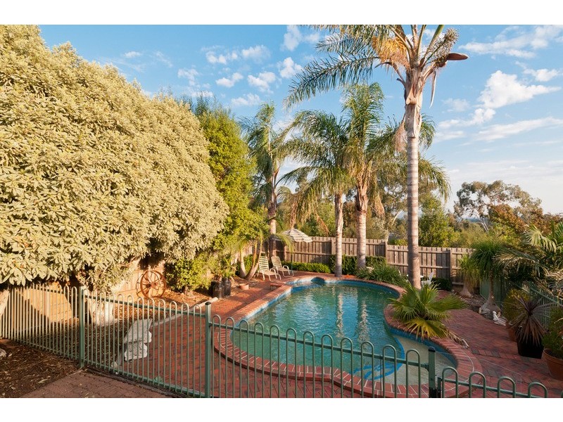 10 Eastwood Crescent, Mooroolbark VIC 3138