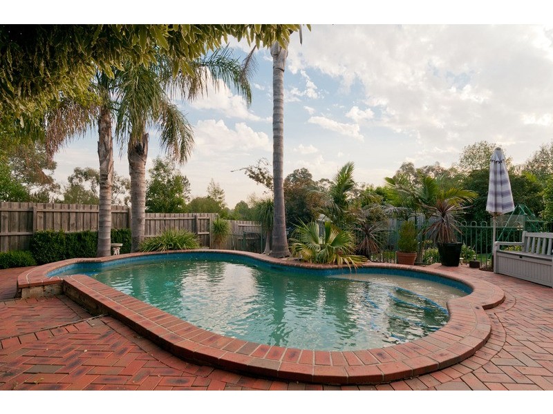 10 Eastwood Crescent, Mooroolbark VIC 3138