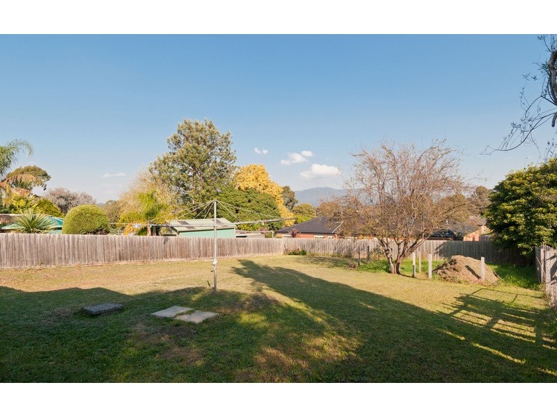 44 Bimbadeen Drive, Mooroolbark VIC 3138